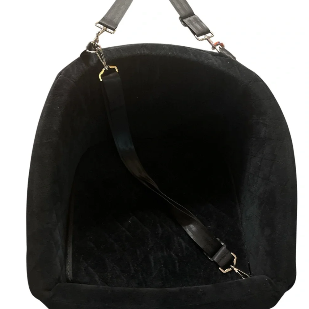 Black Dog Travel Carrier for Secure Journeys